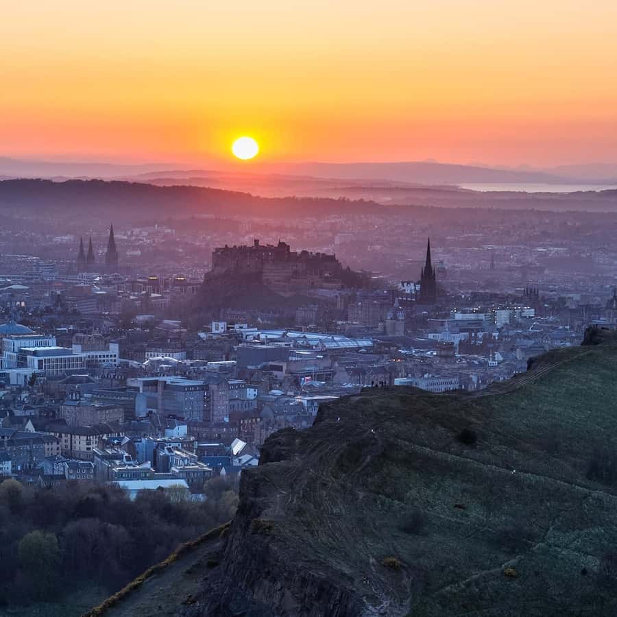 エディンバラ：アーサーズシートで夕日ハイキングをお楽しみください
