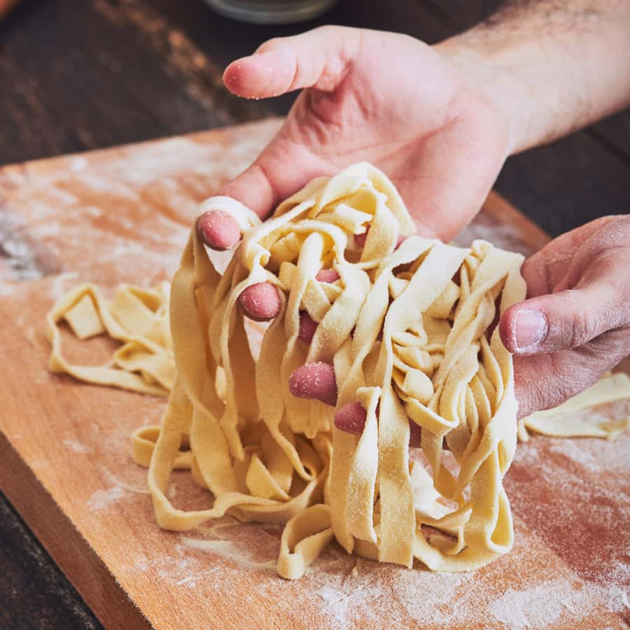 Tafel vol ingrediënten voor een pastaworkshop in Pisa