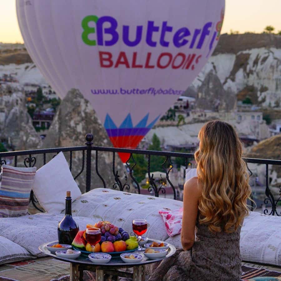 カッパドキア：気球飛行の眺めが楽しめるテラスのフォトスポット