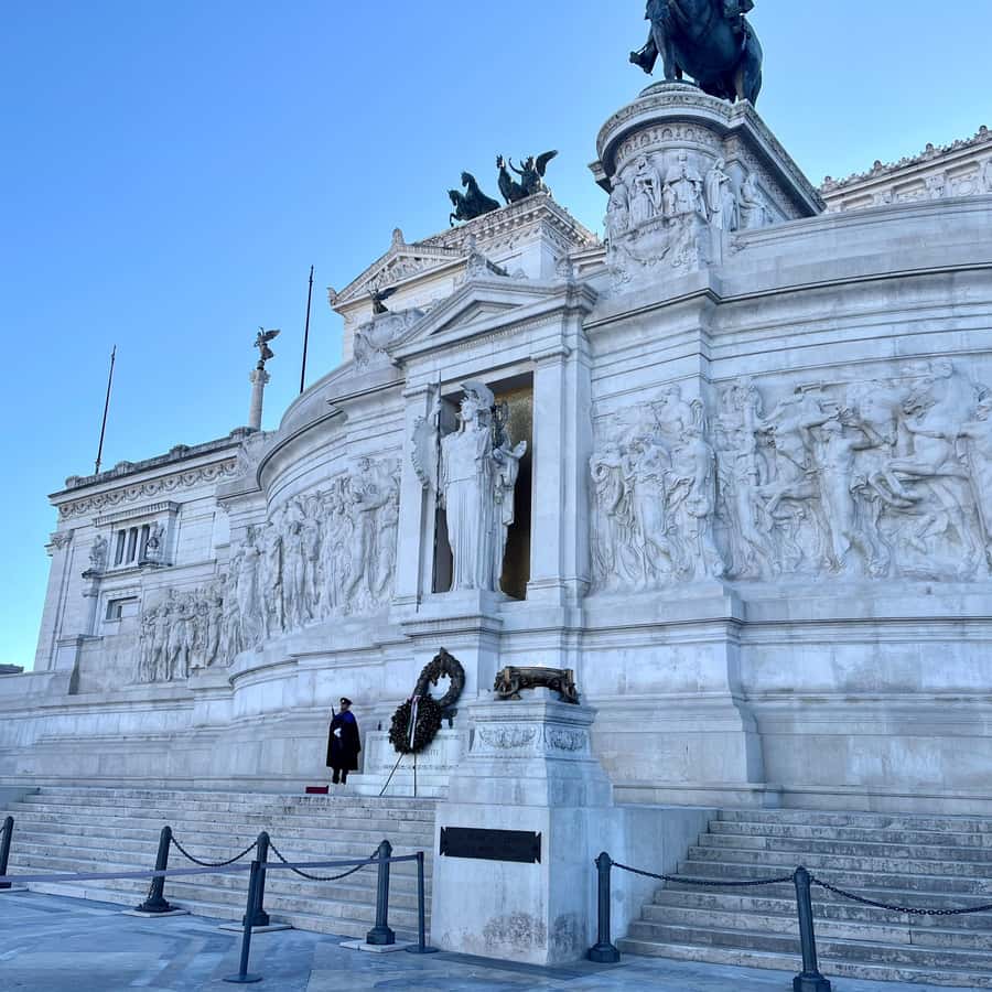 罗马参观维克多-埃马努埃尔纪念碑，可选择乘坐电梯| GetYourGuide, image size:900x900