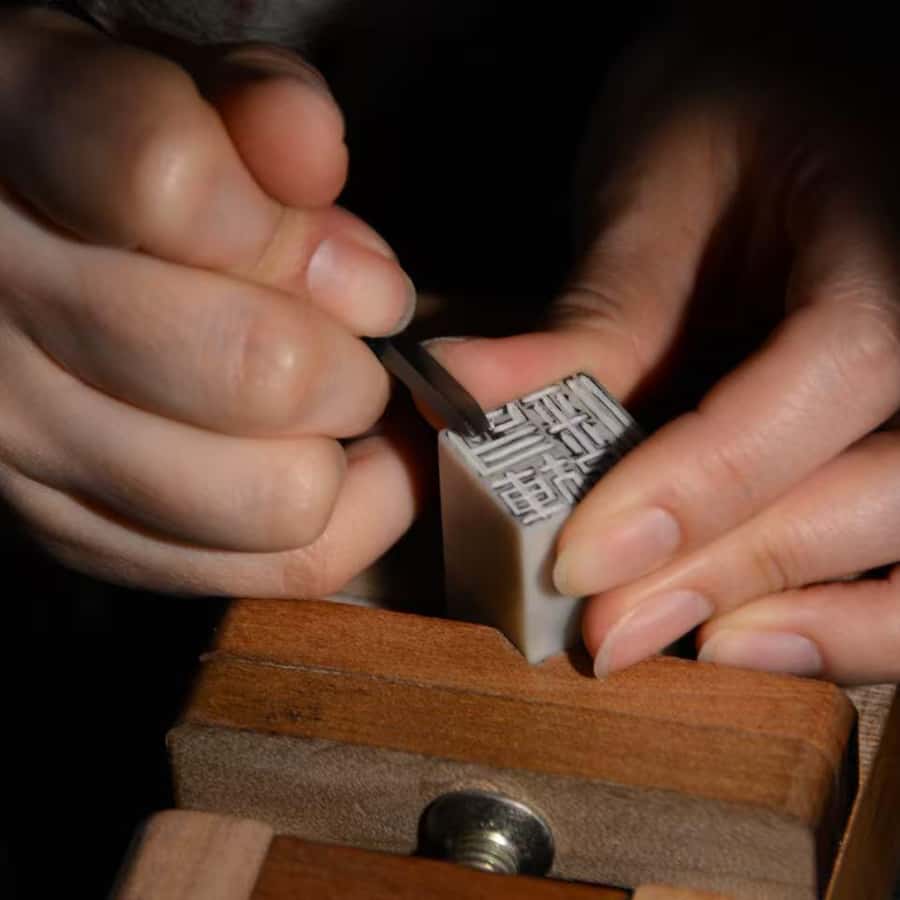 天安門広場：中国の印章彫刻を実際に体験してみましょう | GetYourGuide