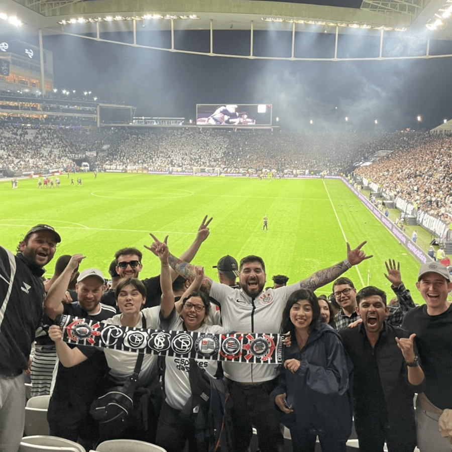 情侣大街上吵架，女子一气之下脱衣服，男子赶紧阻止-24VS直播, image size:900x900