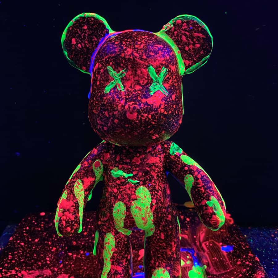 バルセロナ: ベアブリック蛍光塗装 |ワインとアート | GetYourGuide