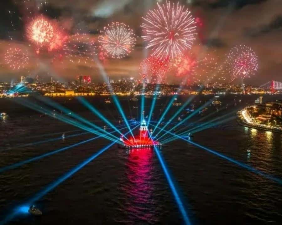 イスタンブール：大晦日ボスポラス海峡クルーズディナー＆パーティー