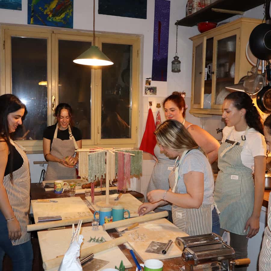 Deelnemers maken handgemaakte pasta tijdens een kookworkshop in Pisa