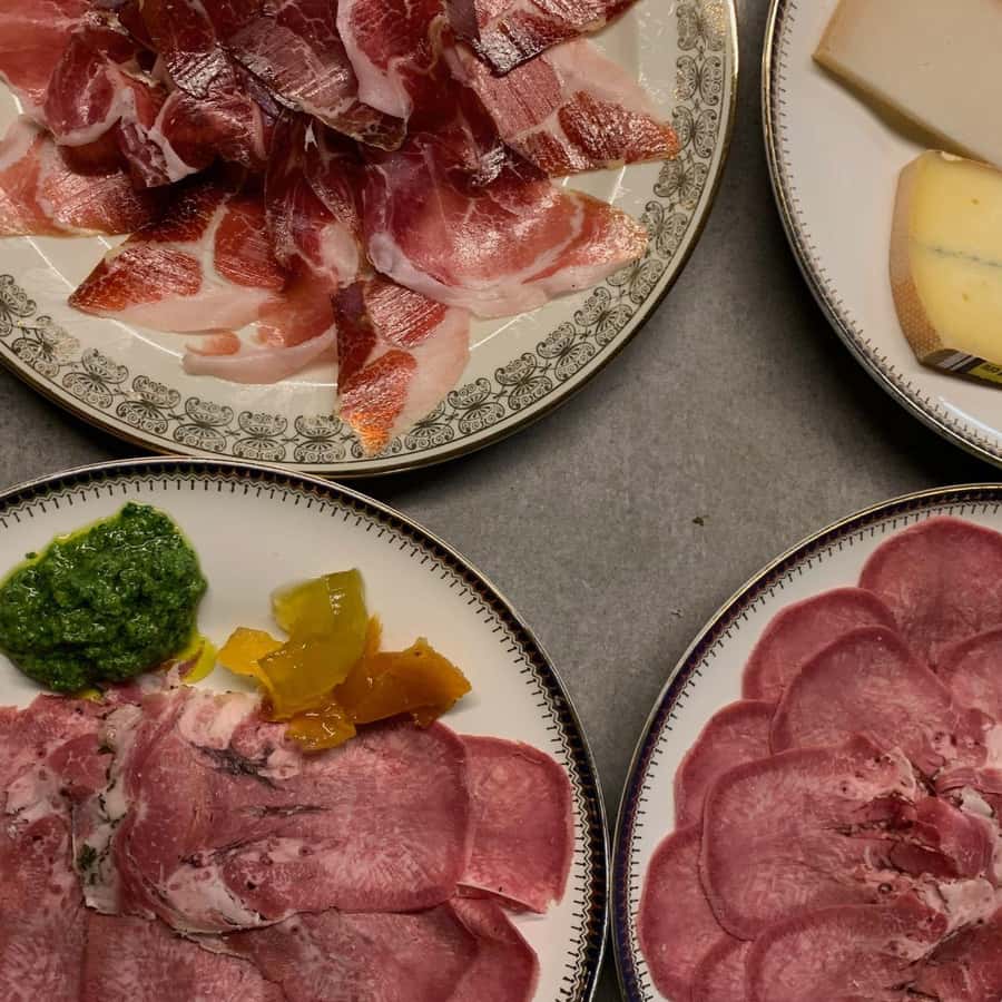 Proeverijsetting in een wijnbar in Pisa