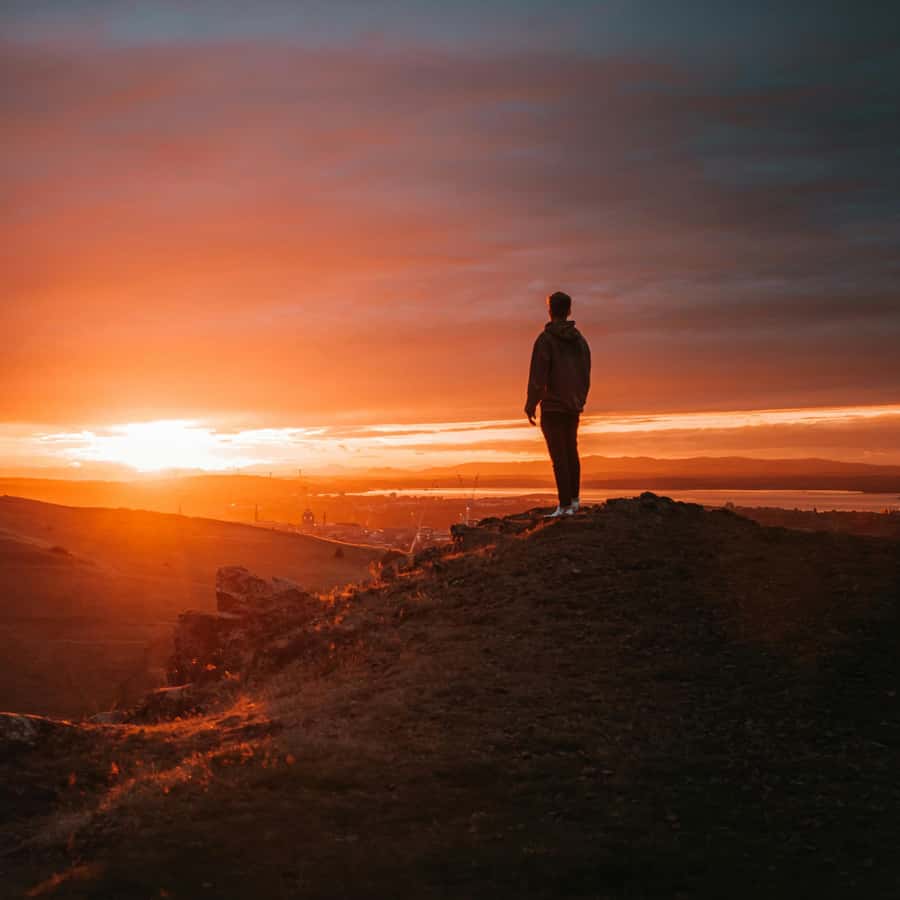 エディンバラ：アーサーズシートで夕日ハイキングをお楽しみください