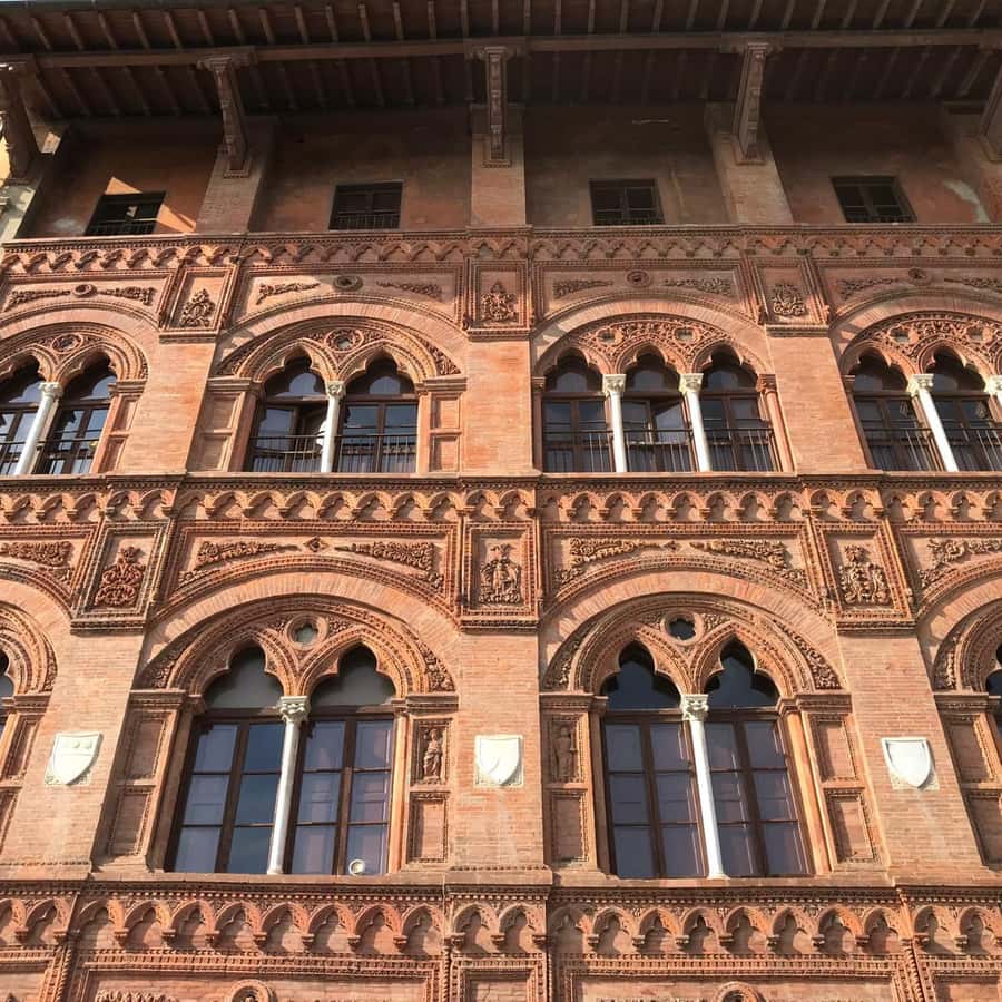 Rustig plein tijdens een rondleiding in Pisa