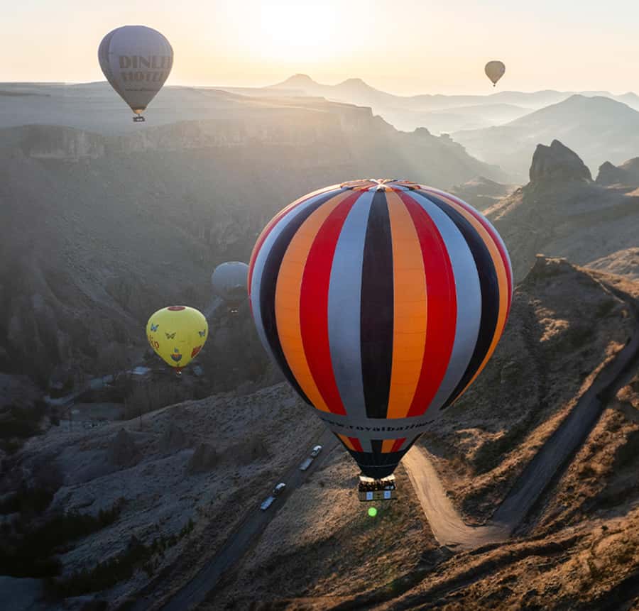 期間限定お値下げ！激レア！早い者勝ち！　地球の歩き方　チベット カッパドキア：ソガンリ渓谷上空の熱気球飛行 | GetYourGuide