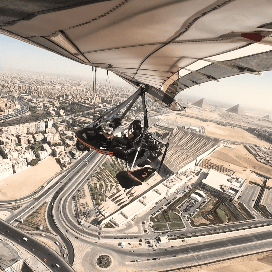 エジプトのギザのピラミッド上空を超小型飛行機で飛行する体験をお