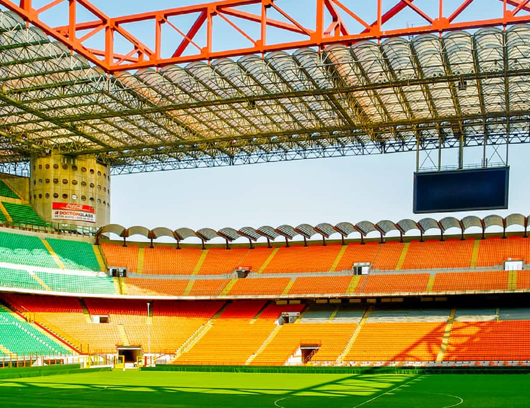 Binnenkant van San Siro-stadion in Milaan tijdens een rondleiding