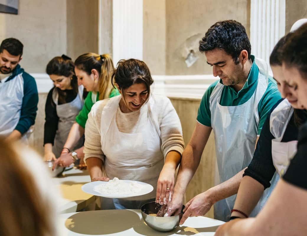 Deeg en ingrediënten tijdens een Napolitaanse pizza-workshop in Napels