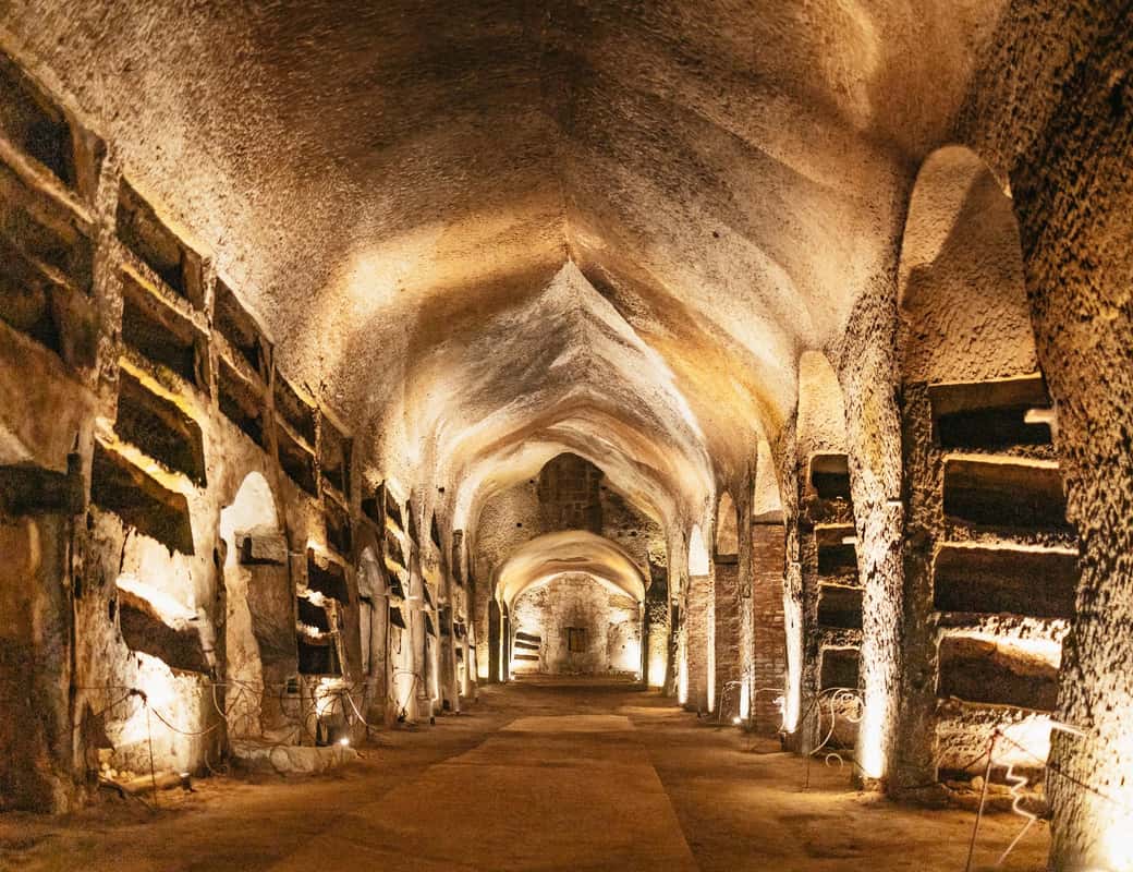 Ondergrondse gangen en grafkamers in de Catacomben van San Gennaro in Napels