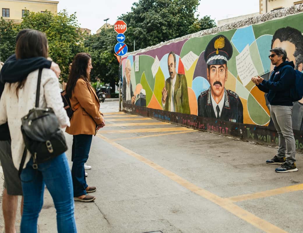 Groep tijdens een No Mafia-wandeltour door het centrum van Palermo