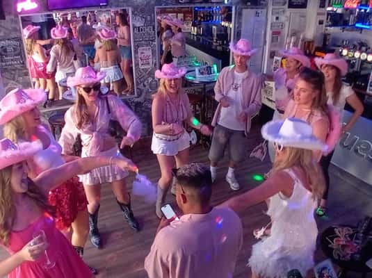 Albufeira: Cocktail Making Class and Karaoke Party with DJ