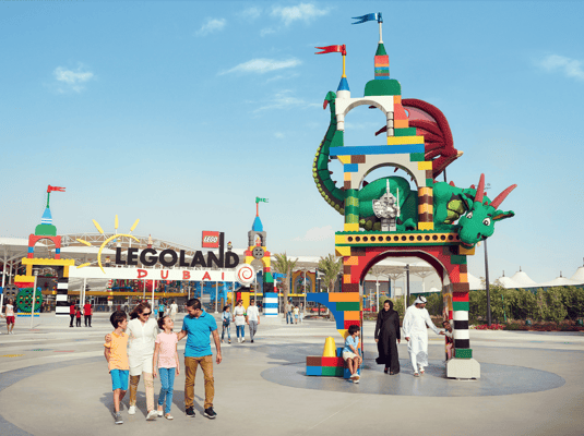 Enfants à Legoland Dubai avec attractions colorées