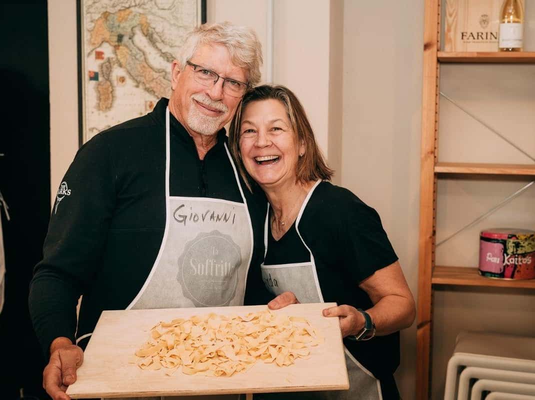 Deelnemers die samen koken tijdens een kookcursus in Verona