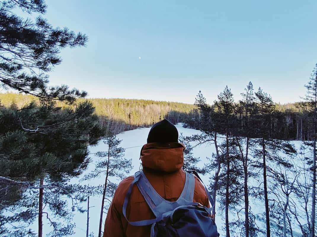 Kampvuur eten in het bos