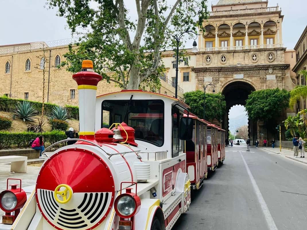 Toeristentrein die door de straten van Palermo rijdt
