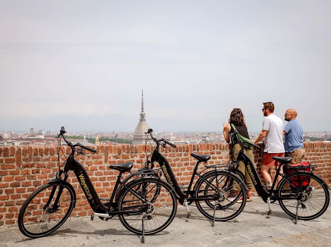 Groep op e-bikes met uitzicht op Turijn en de Alpen