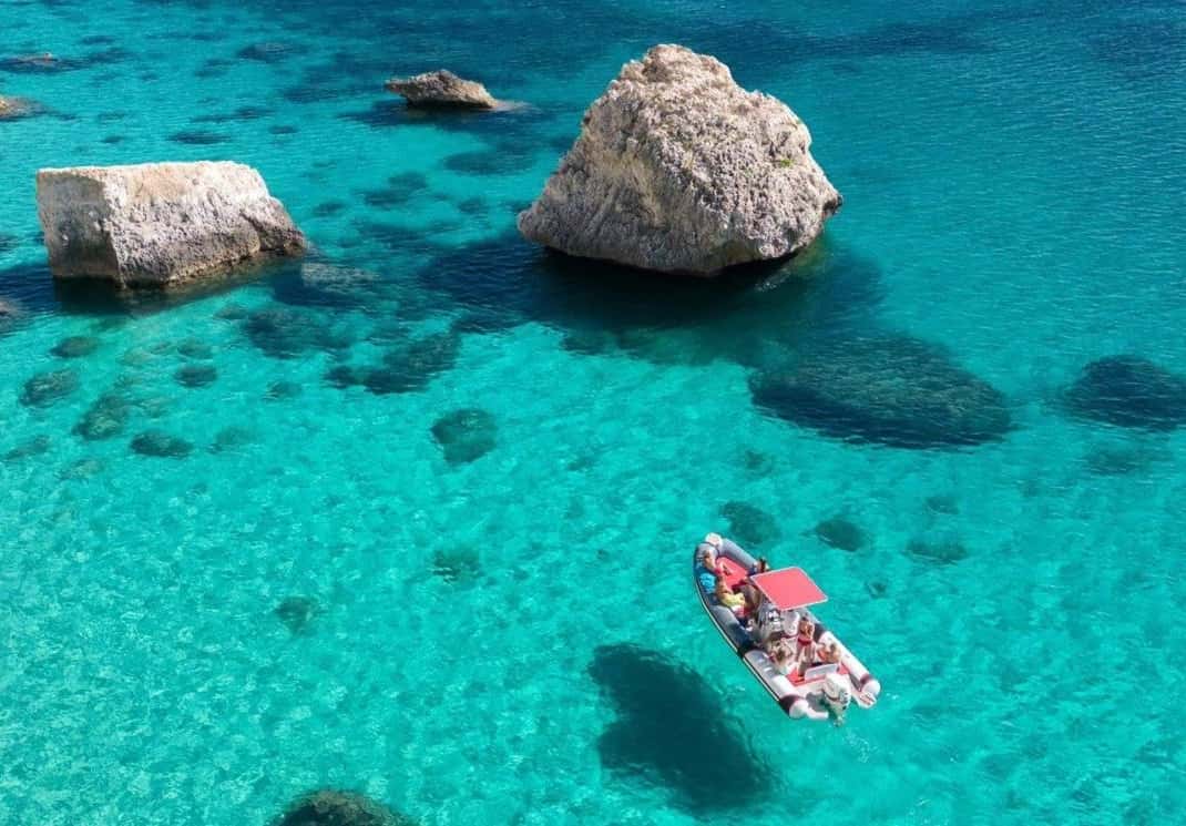 Boottocht langs het Duivelszadel bij Cagliari met uitzicht op kliffen