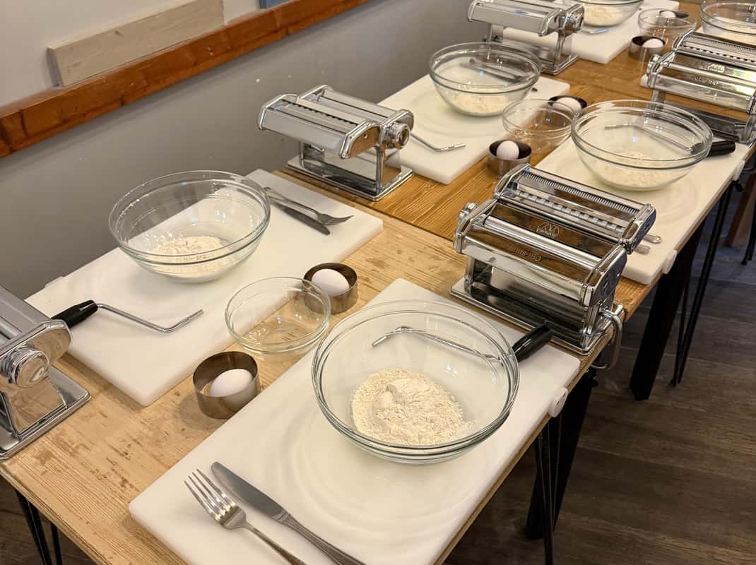 Ingrediënten en verse pasta tijdens een kookles in Palermo