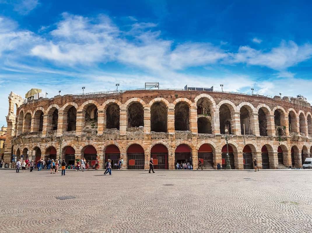 Gids die een groep rondleidt door het centrum van Verona