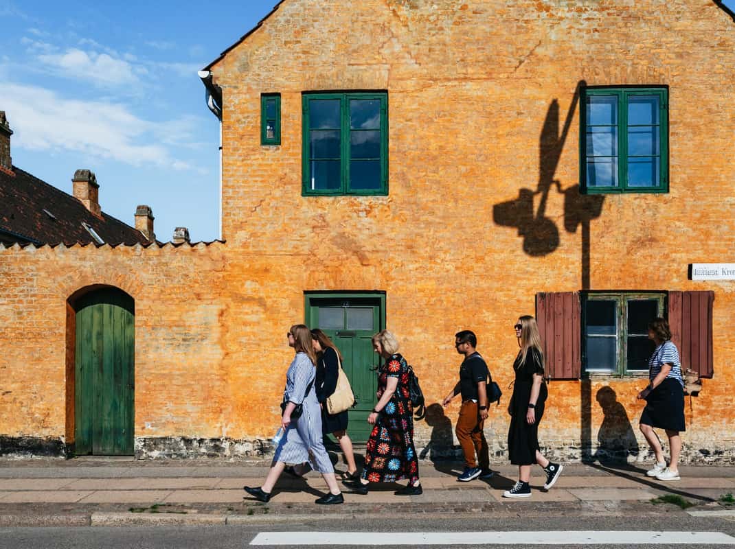 Gezellige straat in Kopenhagen met hygge sfeer