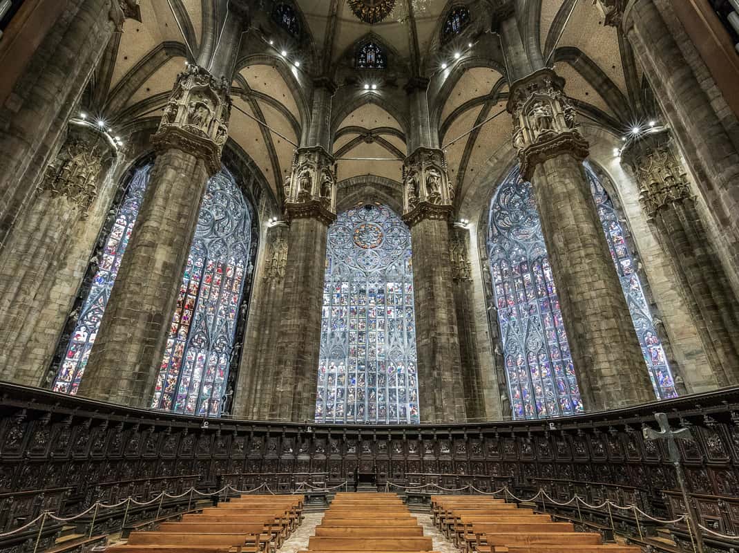 Interieur van de Duomo in Milaan met hoge zuilen