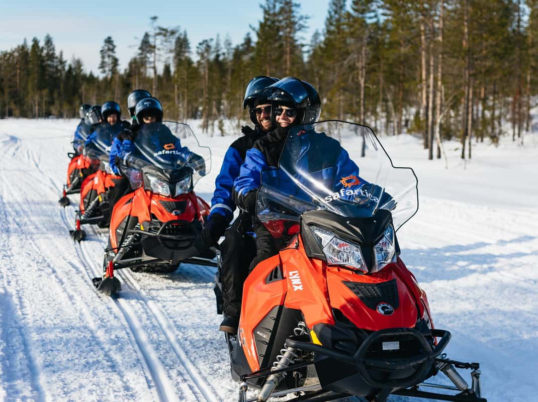 Sneeuwscooter bij bevroren meer