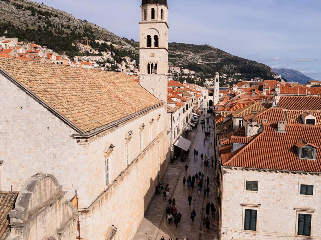 Dubrovnik bij nacht verlicht