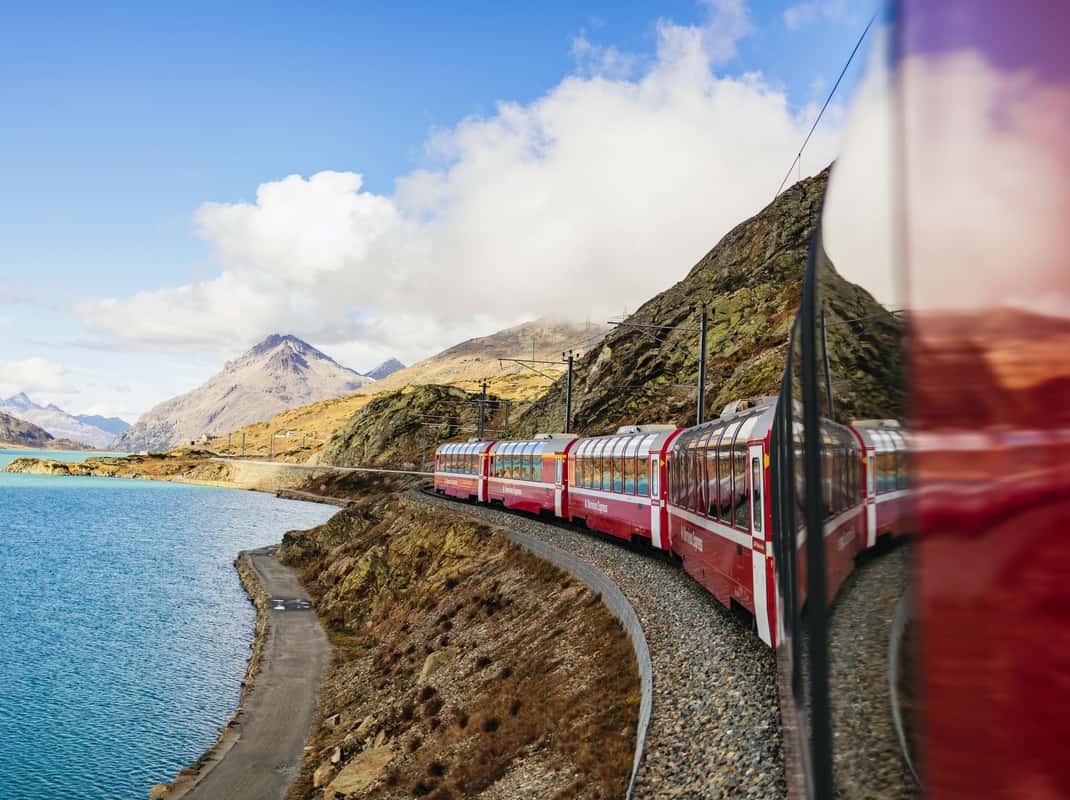 Panoramatrein Bernina Express in de bergen tijdens dagtrip vanuit Milaan