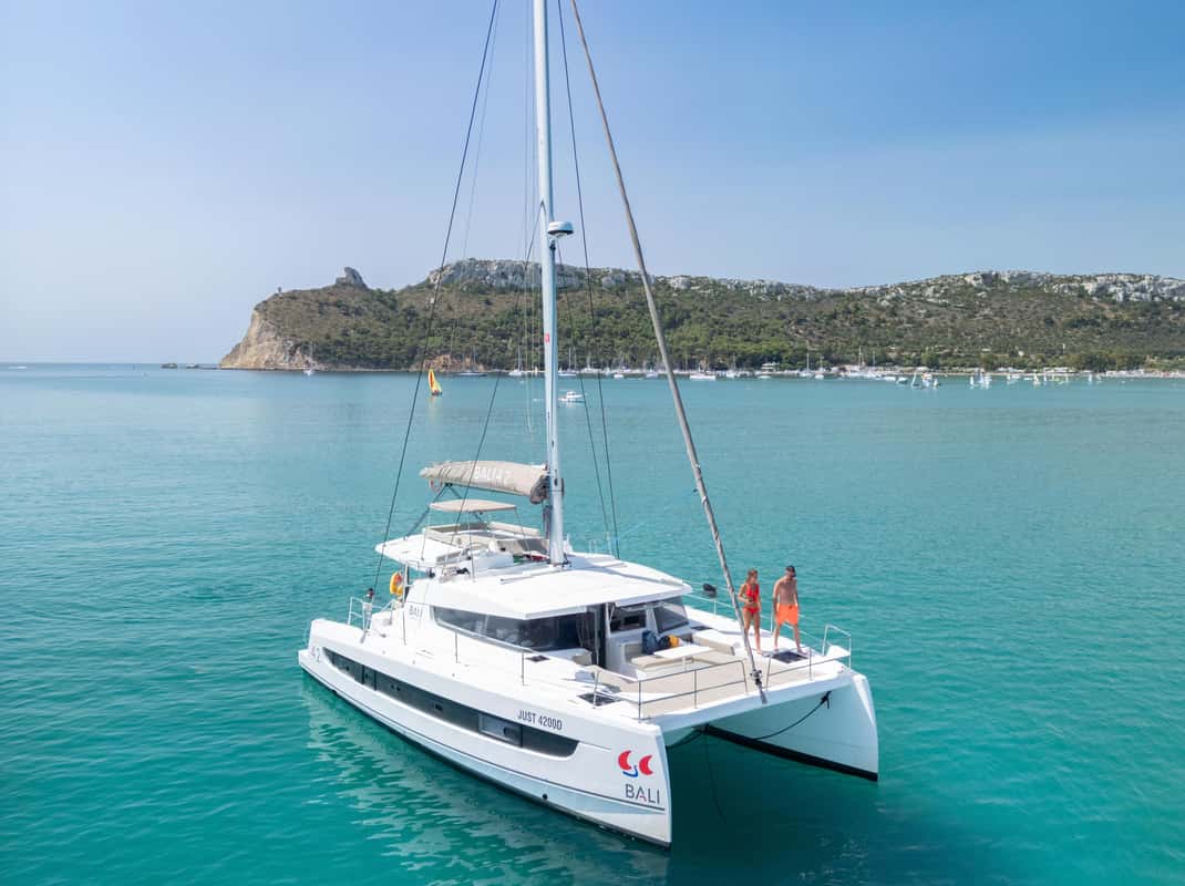 Catamaran op het water in de Golf van de Engelen bij Cagliari