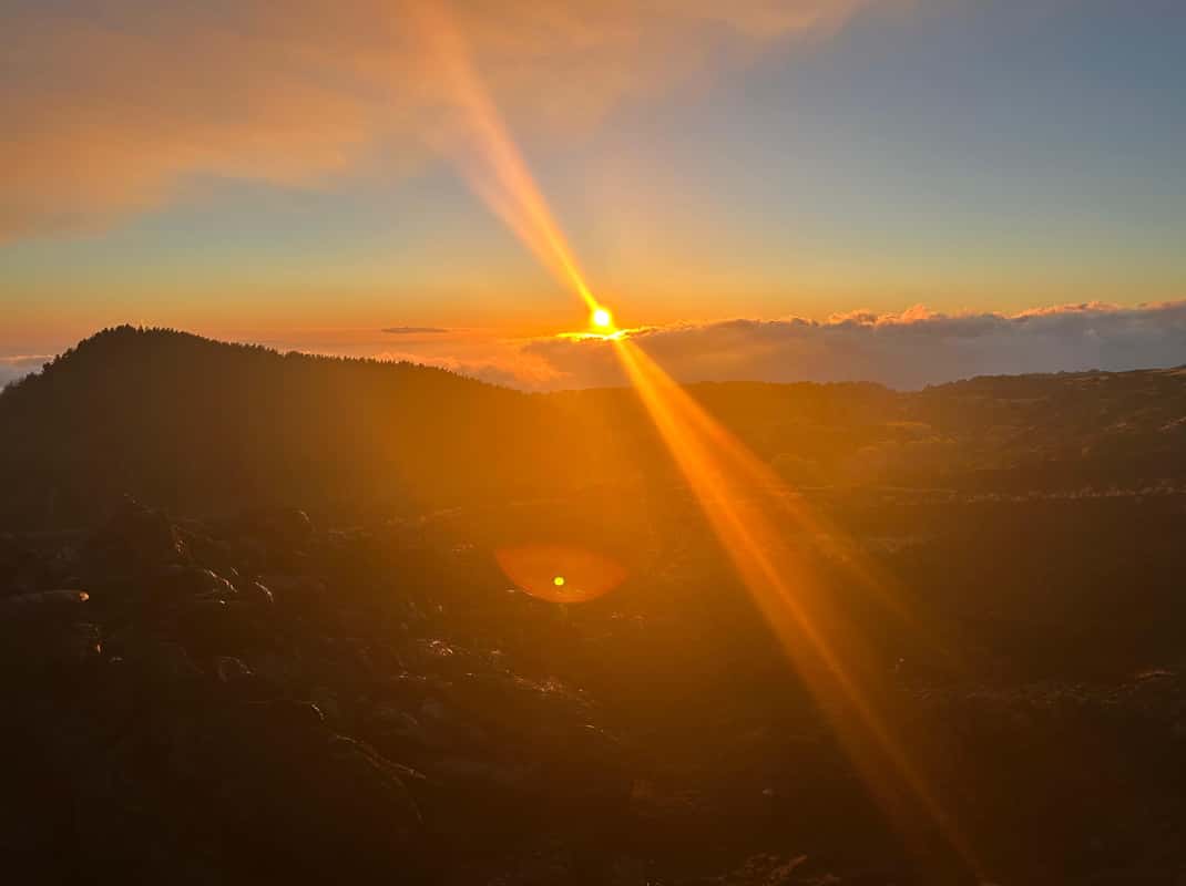 Jeeps op een lavapad op de Etna bij zonsondergang