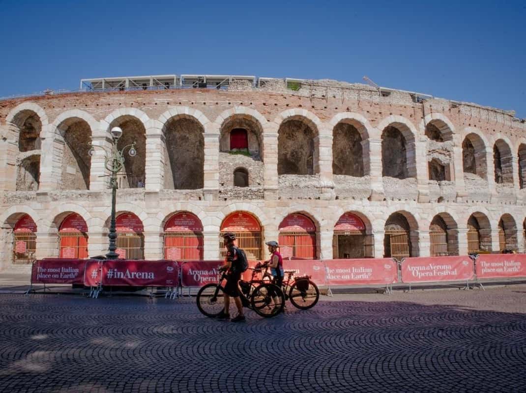 Deelnemers op e-bikes met uitzicht over Verona
