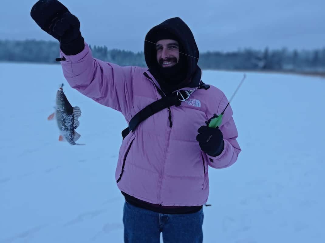 Warme dranken bij kampvuur winter