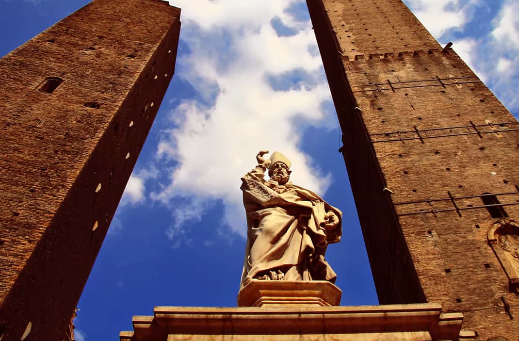 Gids met groep wandelaars in de straten van Bologna