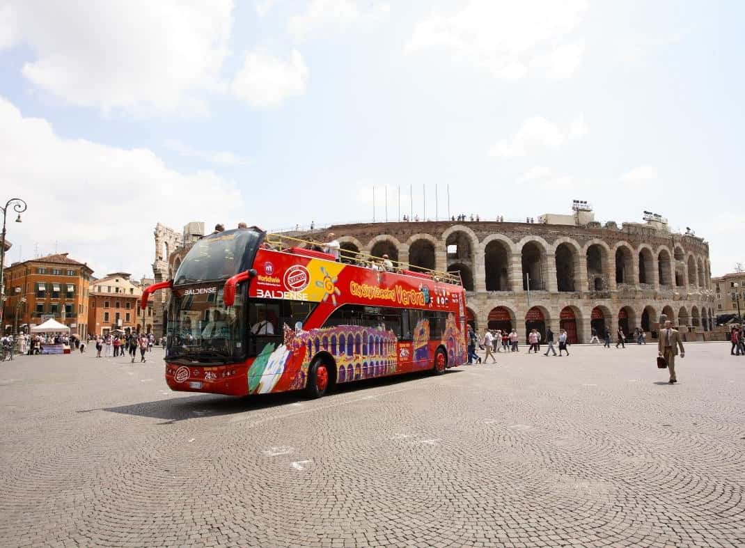 Rode hop-on hop-off bus die door het centrum van Verona rijdt