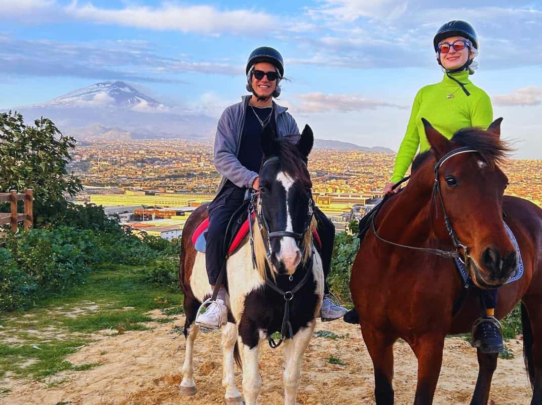 Ruiters te paard in het landschap bij Misterbianco in de buurt van Catania