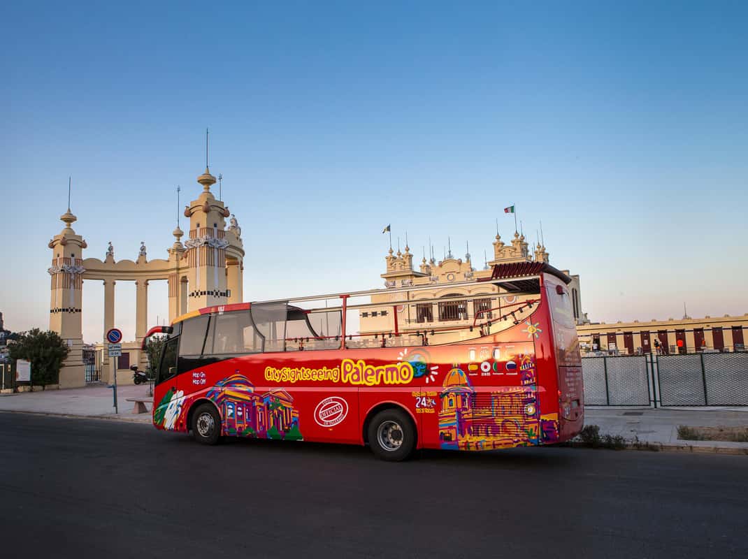 Rode hop-on hop-off bus die door Palermo rijdt met toeristen op het open dak