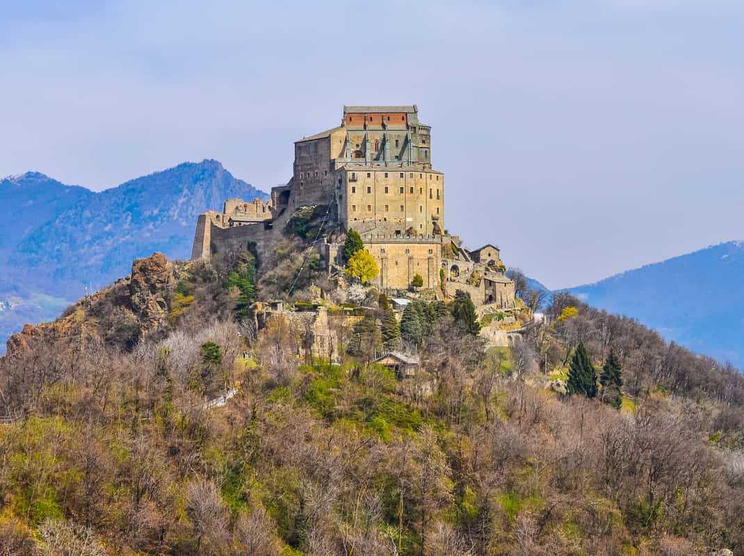 Sacra di San Michele klooster op een rots boven de vallei bij Turijn