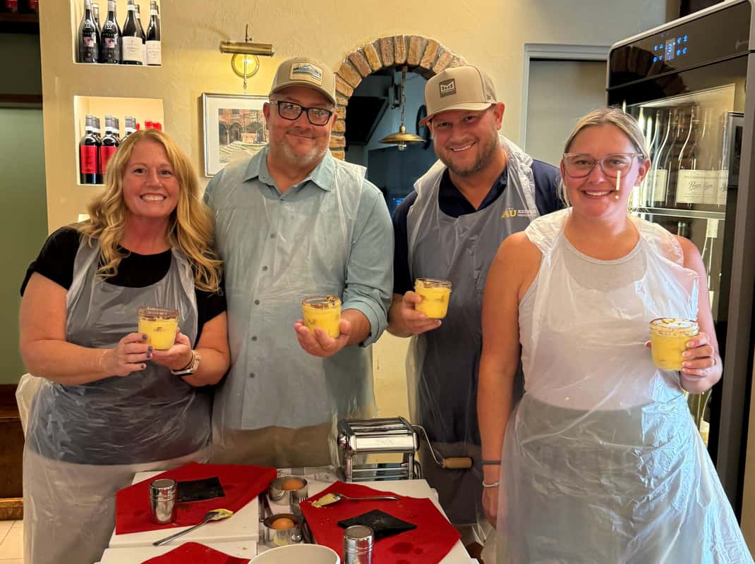 Deelnemers die pasta bereiden tijdens een kookworkshop in Verona