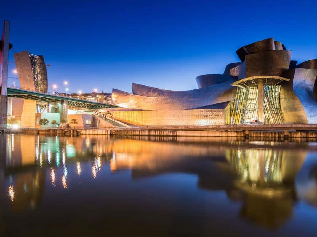 Buitenkant van het Guggenheim Museum in Bilbao