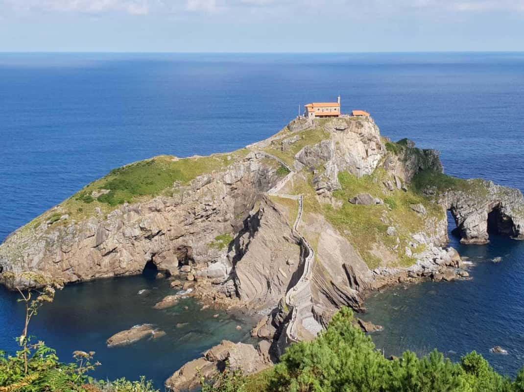 Uitzicht op Gaztelugatxe aan de Baskische kust, dagtrip vanuit Bilbao