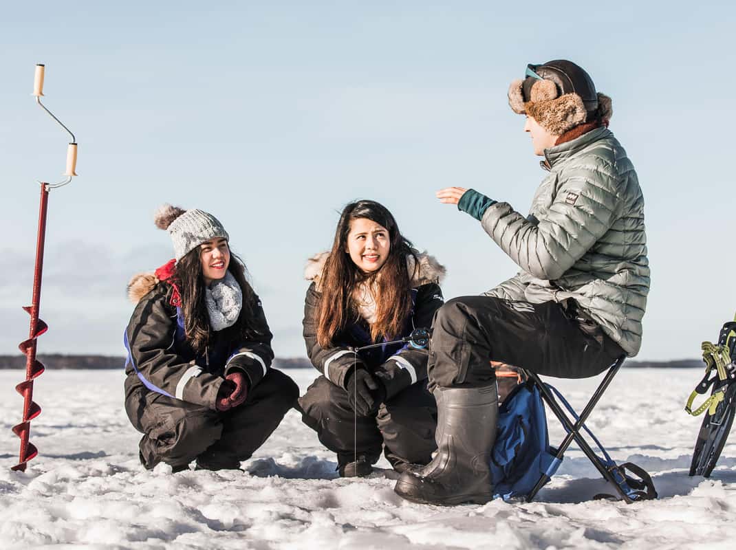 Winterlandschap bij bevroren meer