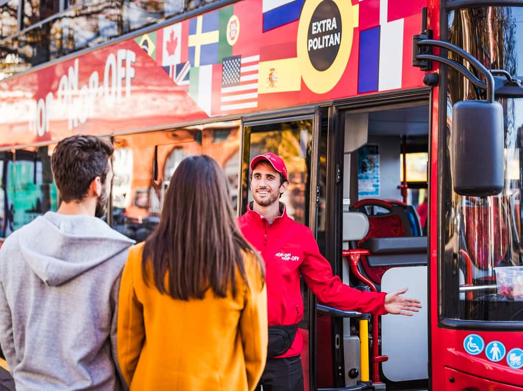 Toeristen op hop-on hop-off tour