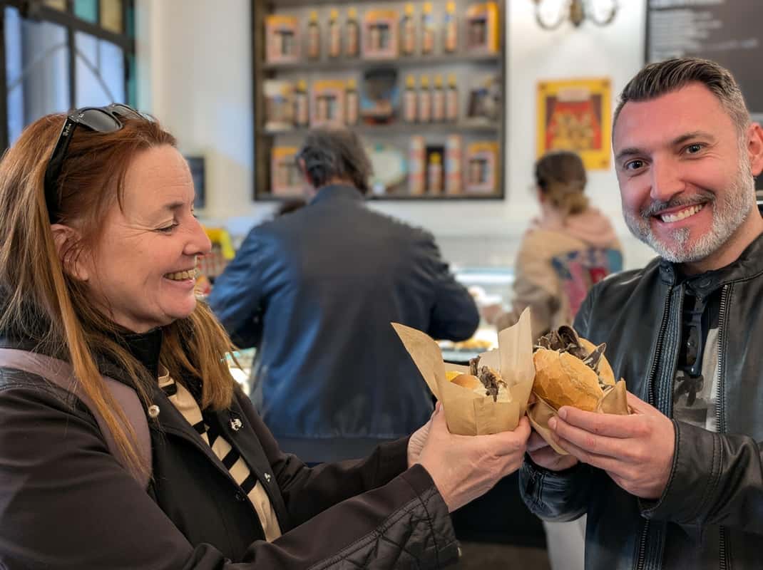 Drukke markt in Palermo met kraampjes vol eten