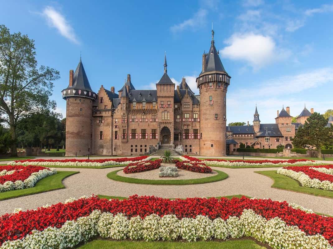 Kasteel de Haar buitenaanzicht met tuinen