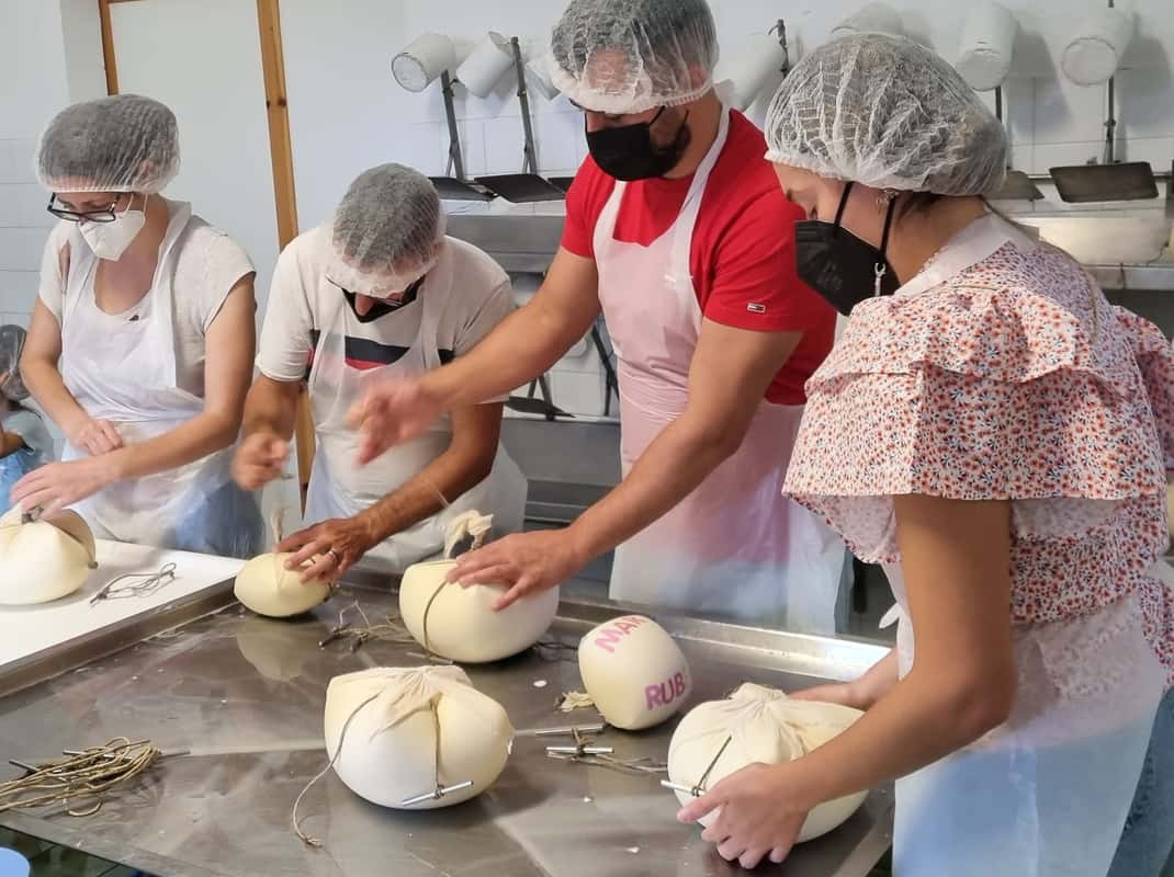 Kaasmaken op een boerderij in Ferreries, Menorca