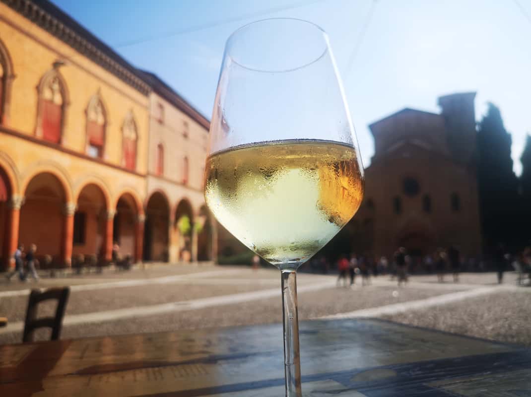 Glazen wijn op een bar tijdens een wijnwandeling in Bologna